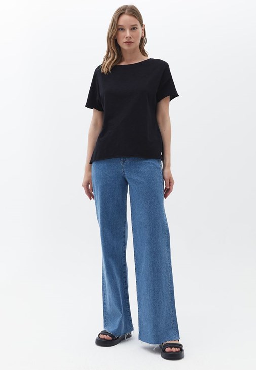 Bot Yaka Tişört ve Wide-Leg Pantolon Kombini