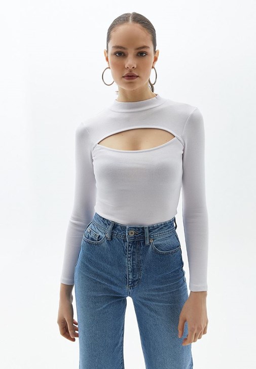 Cut-Out Tişört ve Yüksek Bel Pantolon Kombini