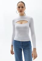 Cut-Out Tişört ve Yüksek Bel Pantolon Kombini
