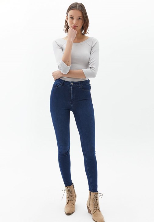Basic Tişört ve Skinny Pantolon Kombini