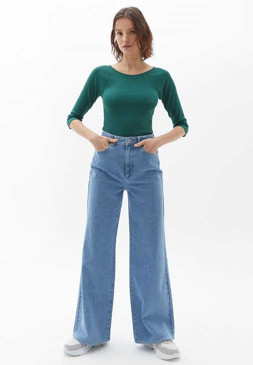 Uzun Kollu Tişört ve Wide-Leg Pantolon Kombini