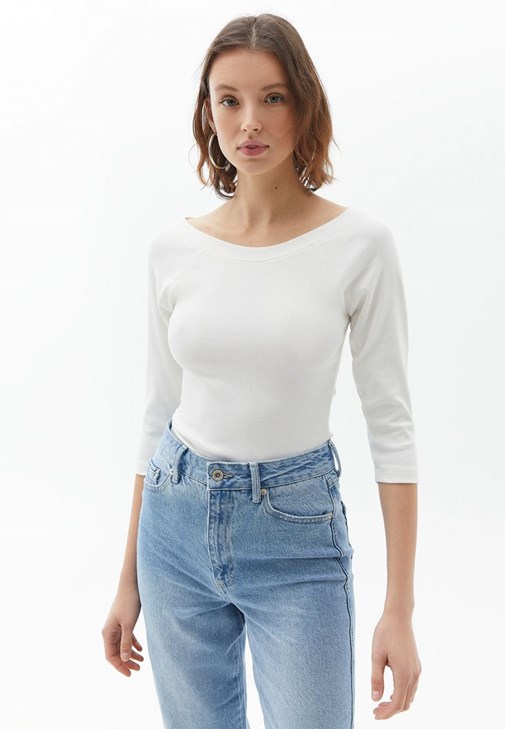 Uzun Kollu Tişört ve Mom-Fit Pantolon Kombini
