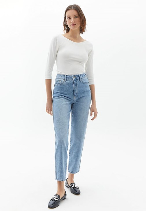 Uzun Kollu Tişört ve Mom-Fit Pantolon Kombini