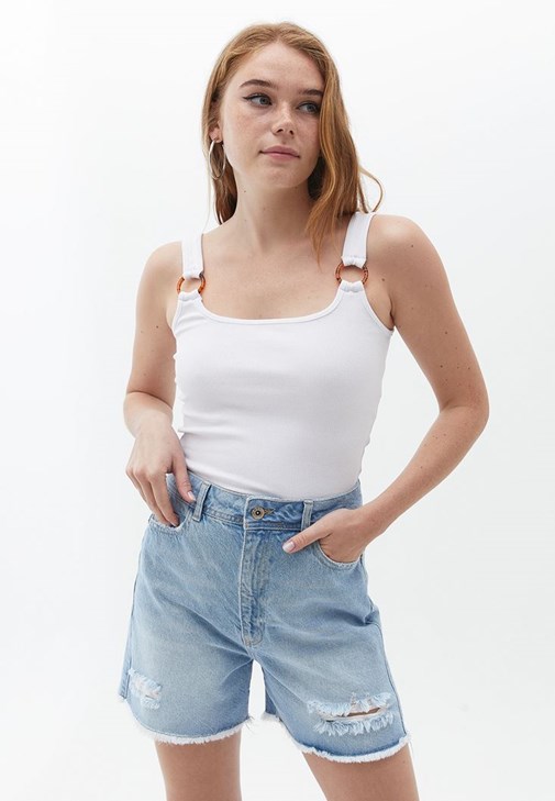 Pamuklu Atlet ve Denim Şort Kombini