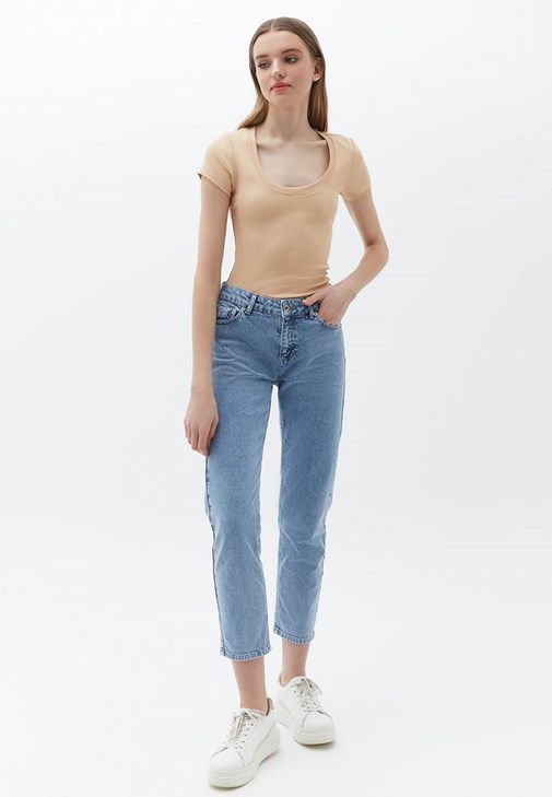 U Yaka Basic Tişört ve Mom-Fit Pantolon Kombini