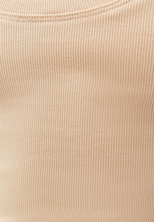 U Yaka Basic Tişört ve Mom-Fit Pantolon Kombini