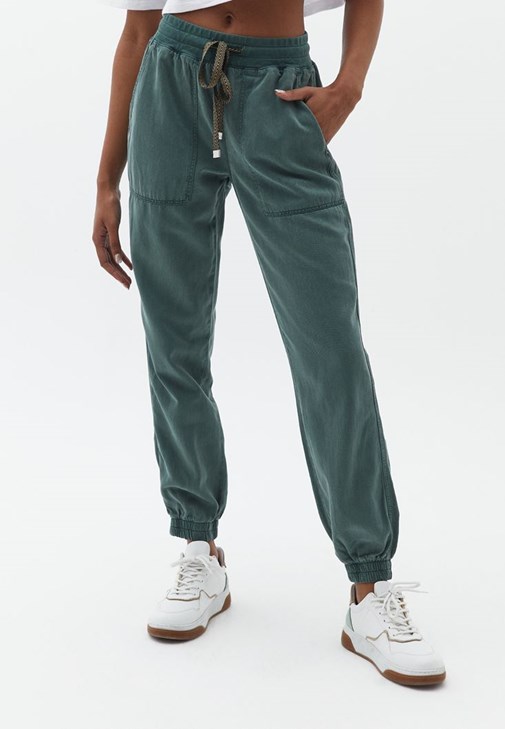 Pamuklu Crop Tişört ve Jogger Pantolon Kombini