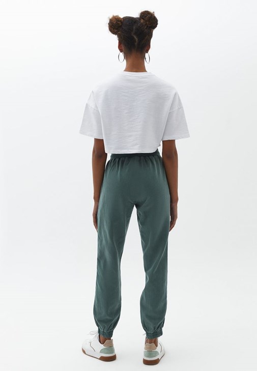 Pamuklu Crop Tişört ve Jogger Pantolon Kombini