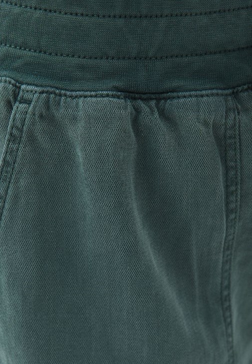 Pamuklu Crop Tişört ve Jogger Pantolon Kombini