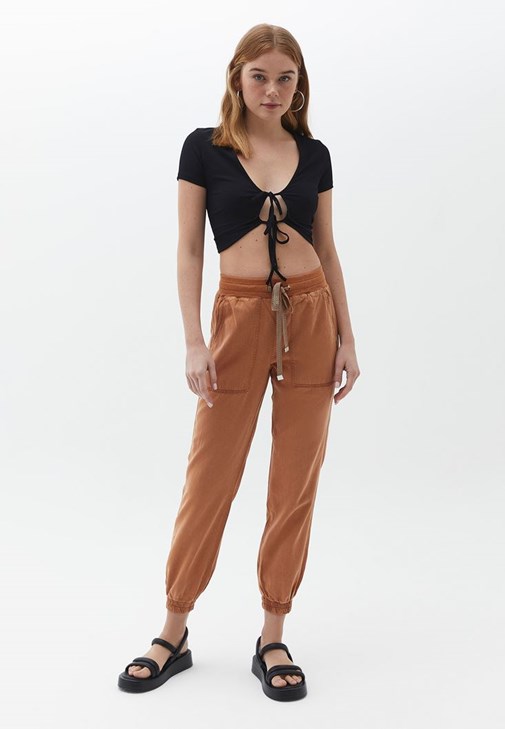 Jogger Pantolon ve Crop Bluz Kombini