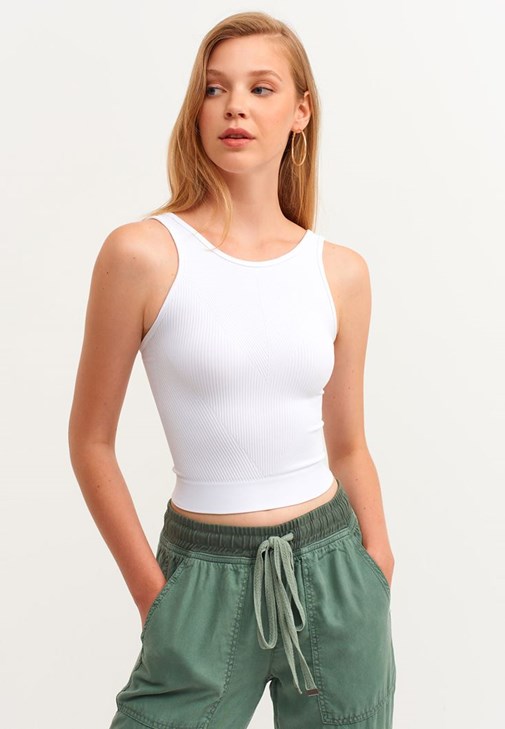 Jakarlı Crop Top ve Jogger Pantolon Kombini