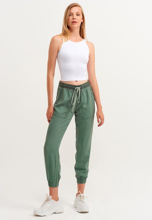 Jakarlı Crop Top ve Jogger Pantolon Kombini