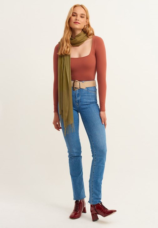 Kare Yaka Tişört ve Skinny Pantolon Kombini
