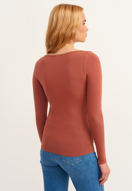 Kare Yaka Tişört ve Skinny Pantolon Kombini