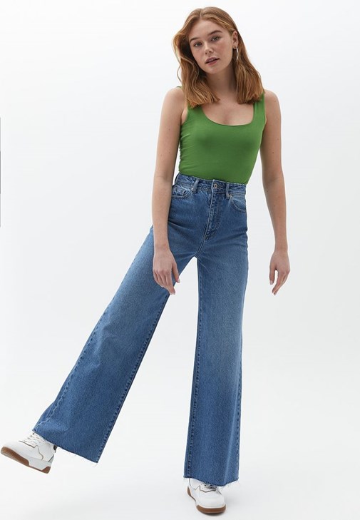 Pamuklu Atlet ve Mom-Fit Pantolon Kombini