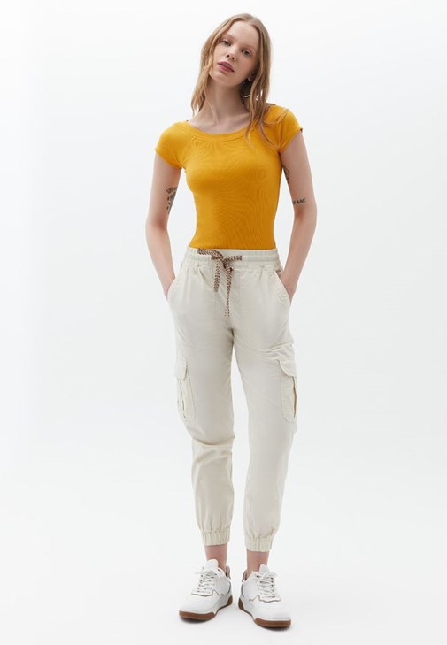 Jogger Pantolon ve Fitilli Tişört Kombini