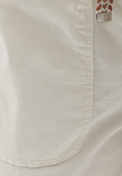 Jogger Pantolon ve Fitilli Tişört Kombini
