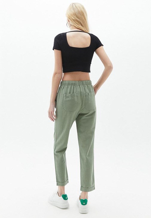 Carrot-Fit Pantolon ve Crop Tişört Kombini