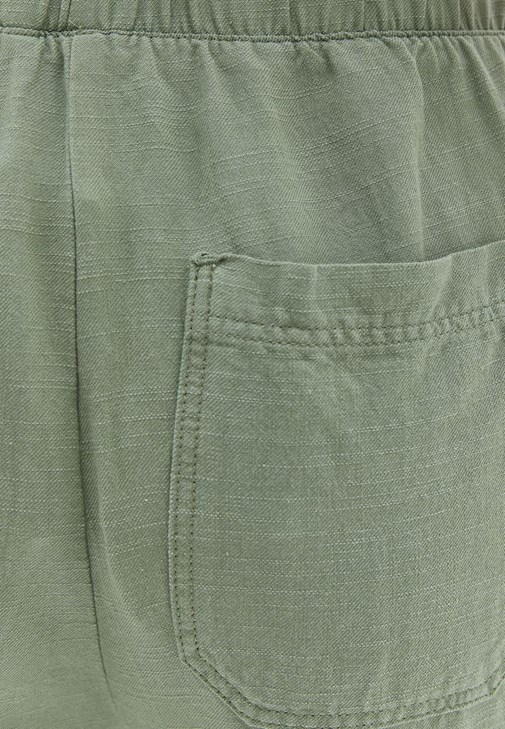 Carrot-Fit Pantolon ve Crop Tişört Kombini
