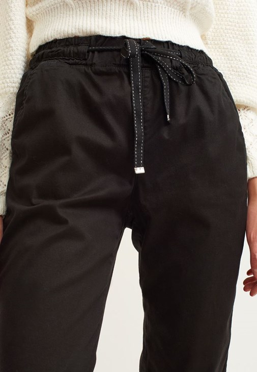 Triko Kazak ve Jogger Pantolon Kombini