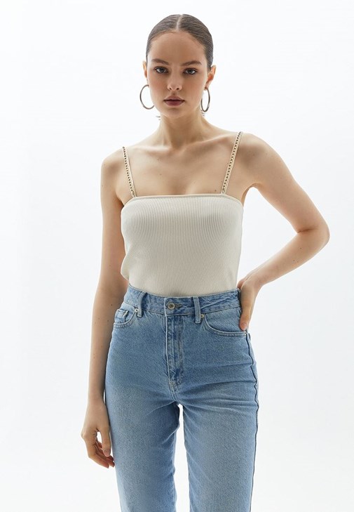 Zincirli Atlet ve Mom Denim Pantolon Kombini