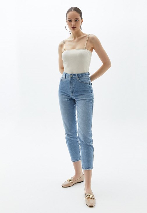 Zincirli Atlet ve Mom Denim Pantolon Kombini