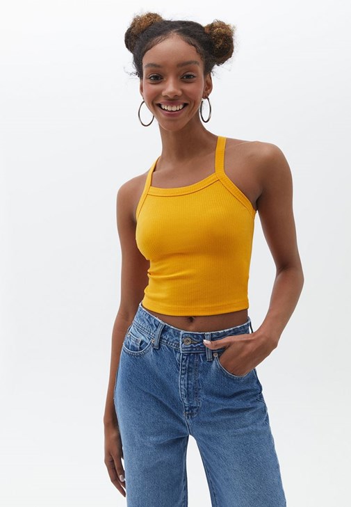 Askılı Crop Atlet ve Pamuklu Denim Pantolon Kombini