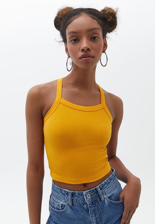 Askılı Crop Atlet ve Pamuklu Denim Pantolon Kombini