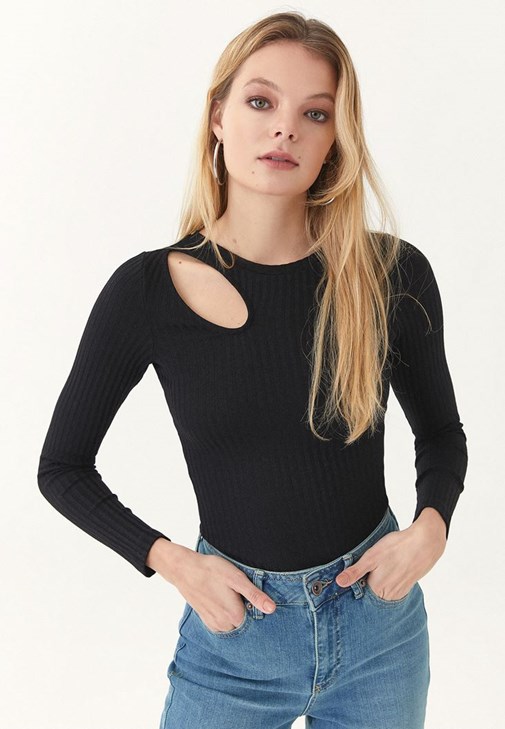 Cut-Out Detaylı Triko ve Pantolon Kombini