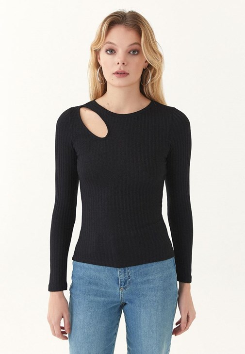 Cut-Out Detaylı Triko ve Pantolon Kombini