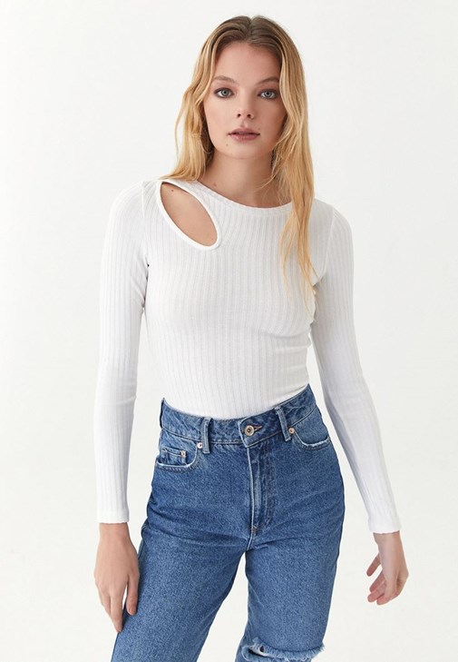 Cut-Out Triko Kazak ve Mom Jean Pantolon Kombini