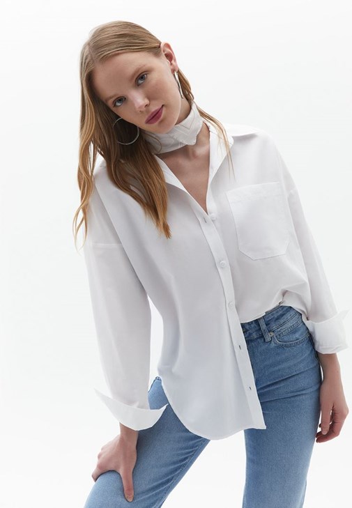 Pamuklu Poplin Gömlek ve Denim Pantolon Kombini