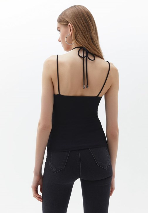 Boyundan Bağlamalı Atlet ve Skinny Pantolon Kombini
