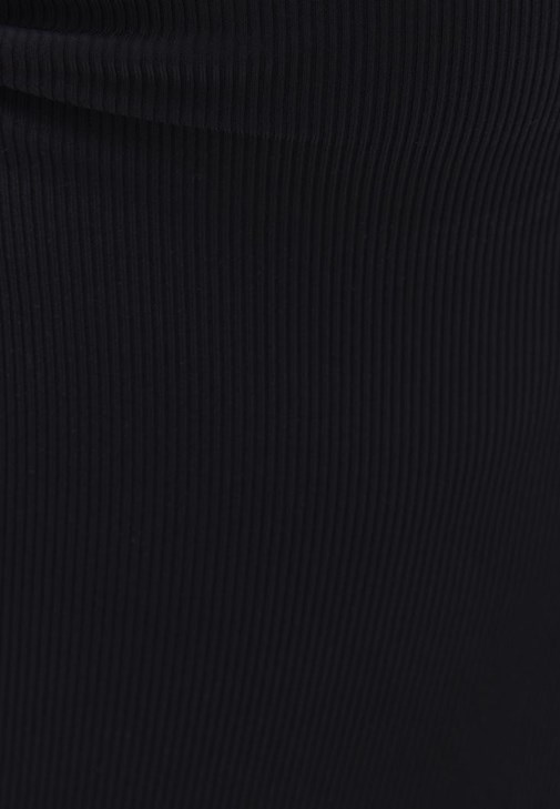Boyundan Bağlamalı Atlet ve Skinny Pantolon Kombini