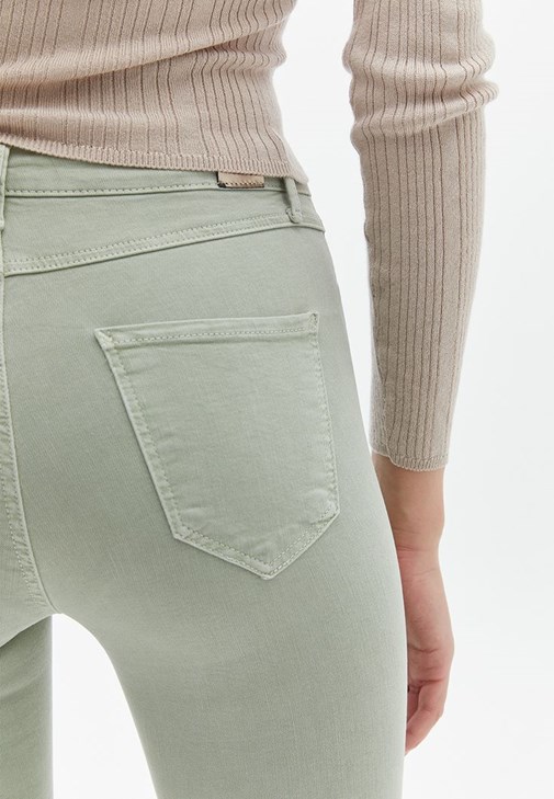 Cut-Out Detaylı Triko Kazak ve Pantolon Kombini