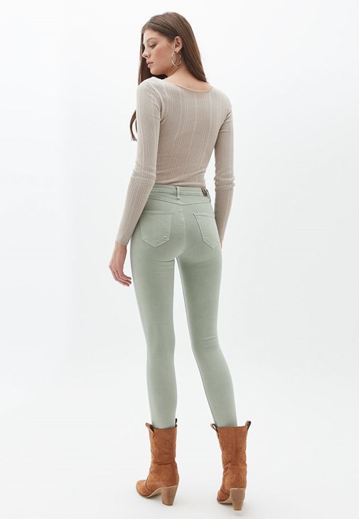 Cut-Out Detaylı Triko Kazak ve Pantolon Kombini