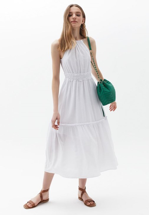 أبيض فستان متوسط الطول بياقة تلتف حول العنق 