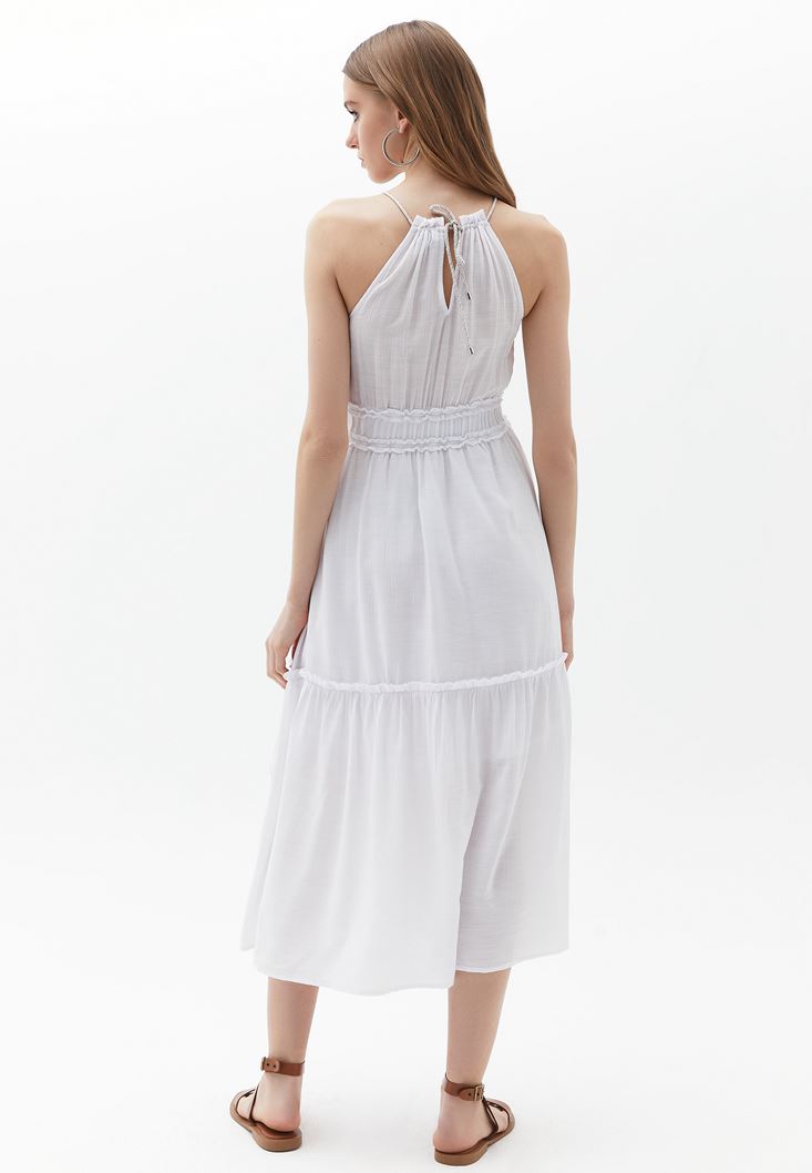نساء أبيض فستان متوسط الطول بياقة تلتف حول العنق