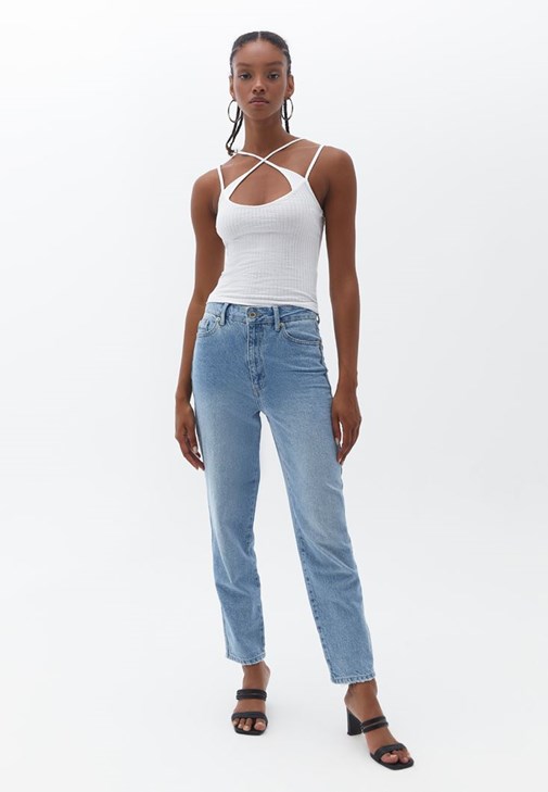 Biyeli Atlet ve Denim Pantolon Kombini