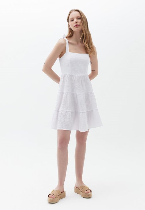 أبيض فستان قصير بحمالات ربط 