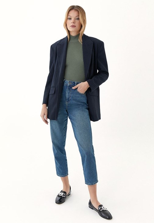 Triko Atlet ve Straight-Fit Denim Pantolon Kombini