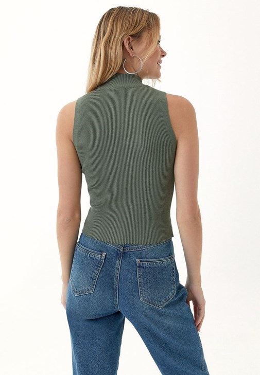 Triko Atlet ve Straight-Fit Denim Pantolon Kombini
