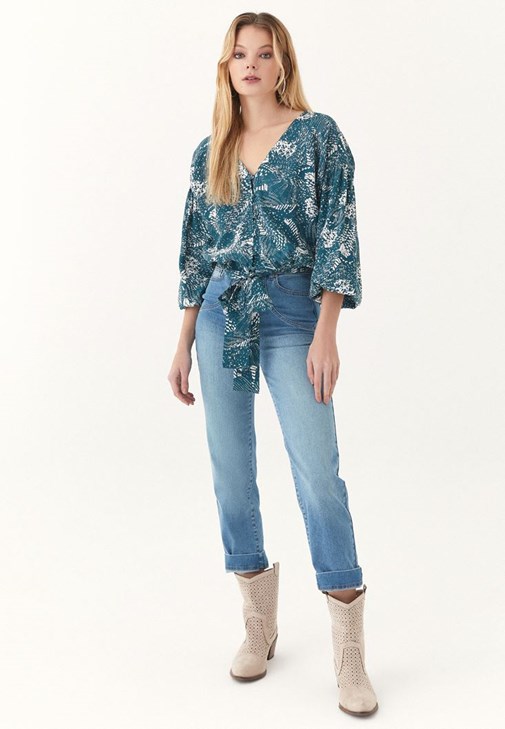 Beli Bağlamalı Bluz ve Denim Pantolon Kombini