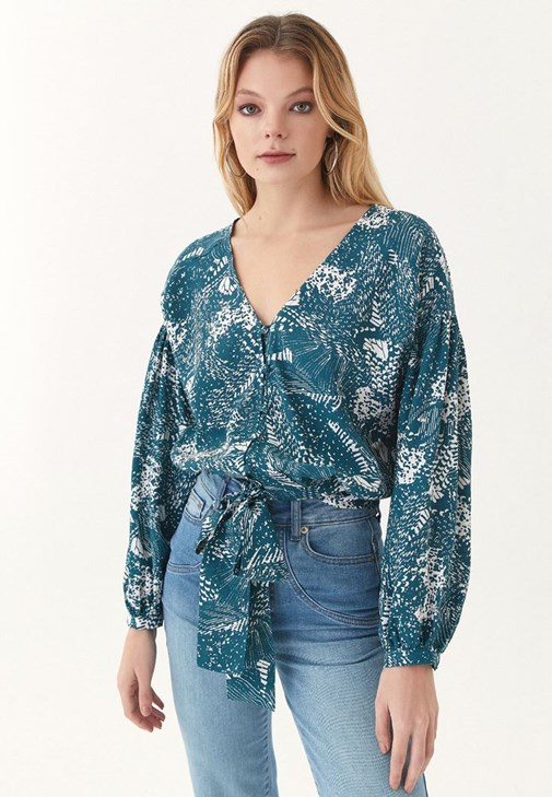 Beli Bağlamalı Bluz ve Denim Pantolon Kombini