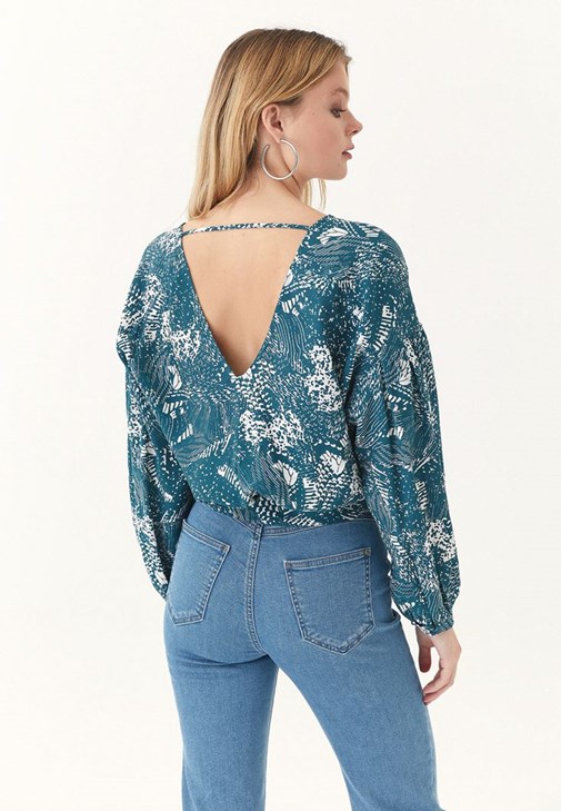 Beli Bağlamalı Bluz ve Denim Pantolon Kombini