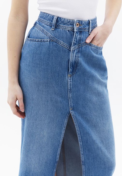 Tığ İşi Hırka ve Denim Etek Kombini