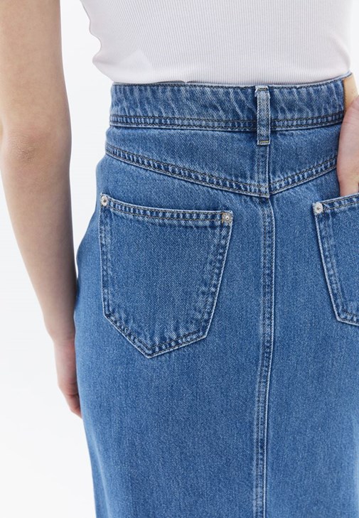 Tığ İşi Hırka ve Denim Etek Kombini