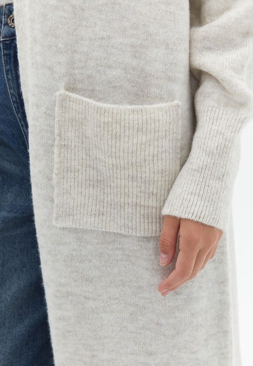 Uzun Hırka ve Barrel-Fit Pantolon Kombini
