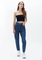 Mom-Fit Pantolon ve Askısız Crop Top Kombini