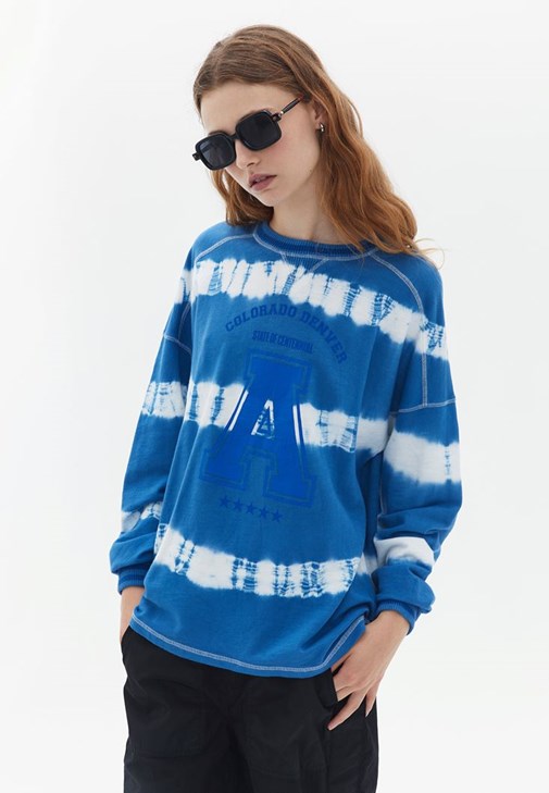 Baskılı Sweatshirt ve Denim Pantolon Kombini